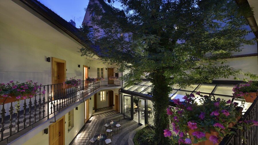 Hotel At the White Lily