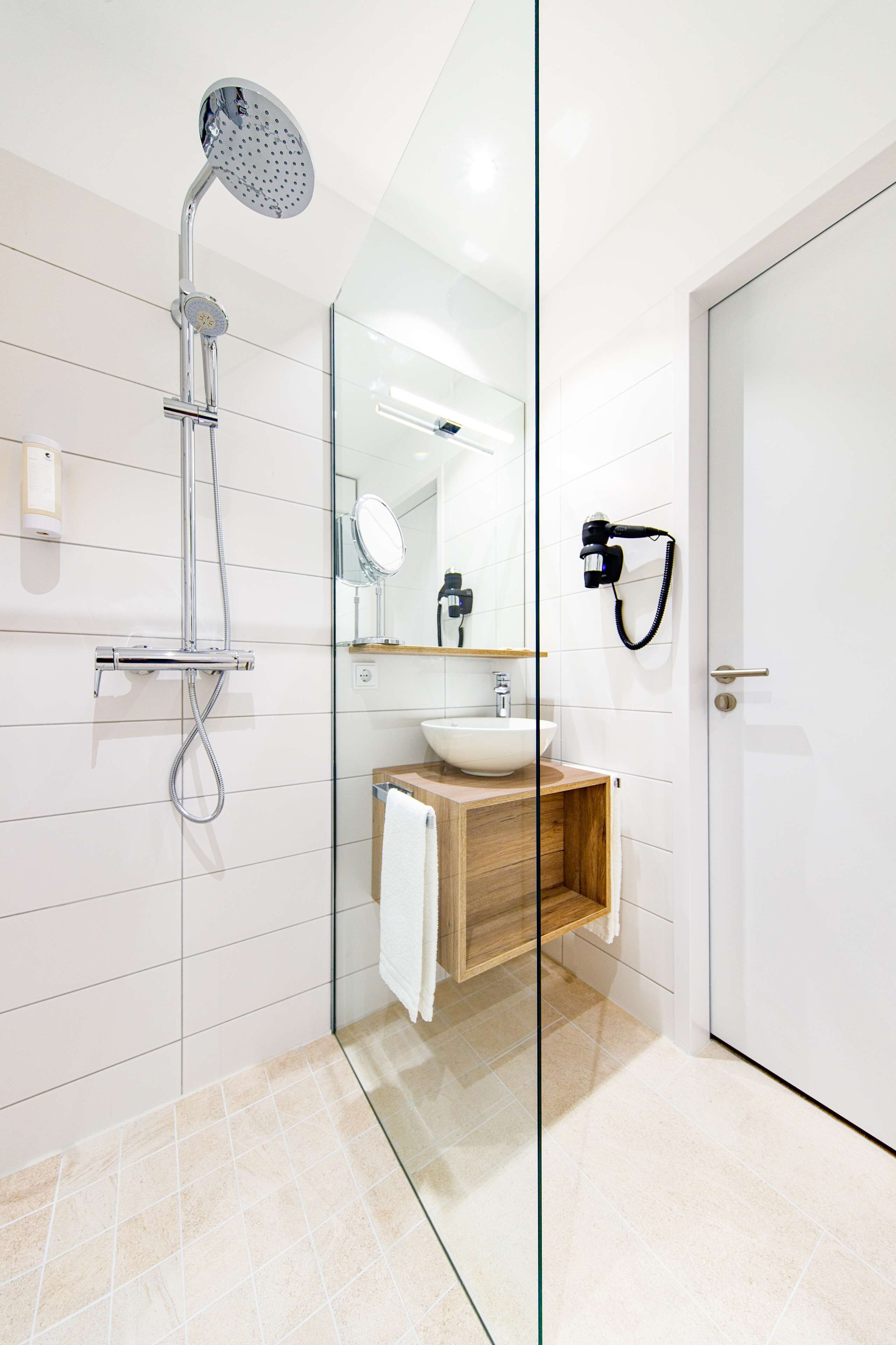 shower, free toiletries, hair dryer, towels