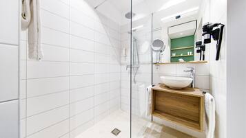 Dusche, kostenlose Toilettenartikel, Haartrockner, Handtücher