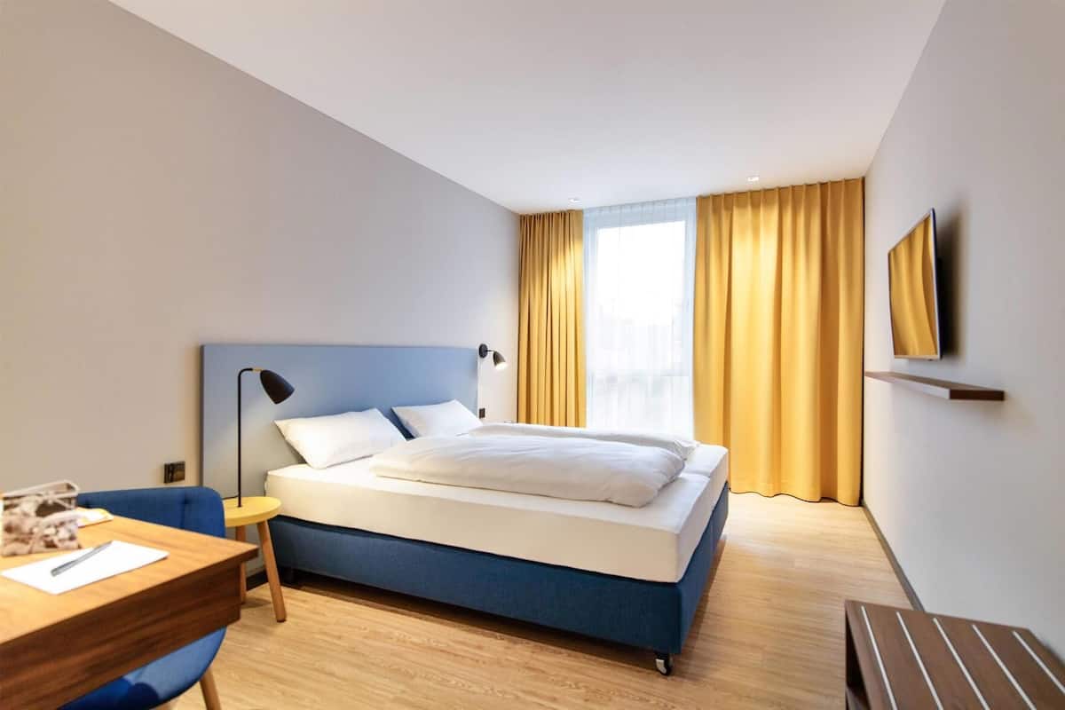 Ropa de cama de alta calidad y caja de seguridad en la habitación