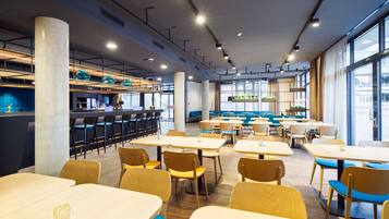 Petit déjeuner buffet (16 EUR par personne)