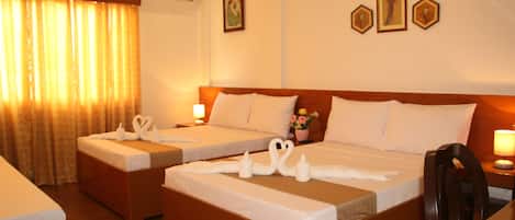 Eenpersoonskamer (Amelia) | Een bureau, verduisterende gordijnen, een strijkplank/strijkijzer