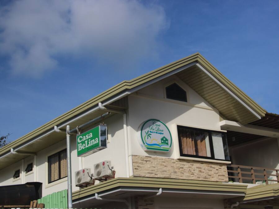 Un bâtiment sur lequel on peut lire l’inscription « Casa Belina ».