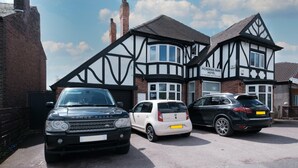 Un edificio de estilo Tudor con un letrero que dice Pickering Park Hotel.