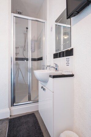 Standard Single Room, 1 Single Bed (Shared Bathoom) | Iron/ironing board, free WiFi, bed sheets - OYO The Pickering Park (Hull)