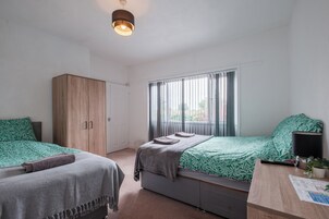 标准双床房, 2 张单人床 (Shared Bathoom) | 熨斗/熨板、免费 WiFi、床单