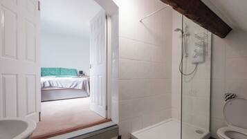 Een douche, handdoeken