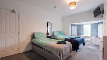 Kamar Twin Standar, 2 Tempat Tidur Twin (Shared Bathoom) | Setrika/meja setrika, Wi-Fi gratis, dan seprai linen