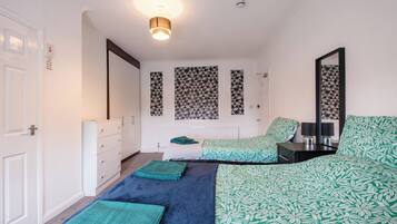 Tabla de planchar con plancha, wifi gratis, ropa de cama