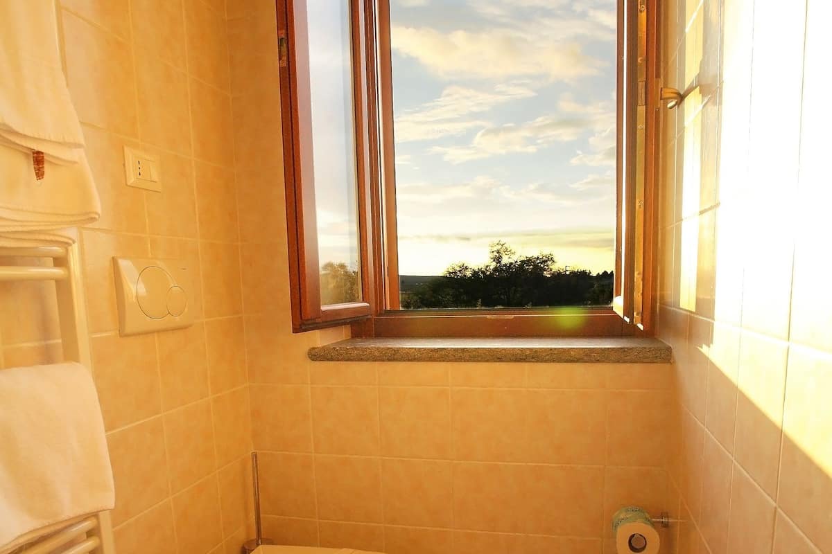 Gratis toiletartikelen, een haardroger, een bidet, handdoeken