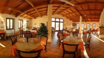 Se sirven almuerzos y cenas, cocina local