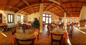 Se sirven almuerzos y cenas, cocina local