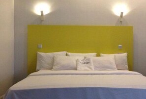 Ropa de cama de alta calidad y caja de seguridad en la habitación