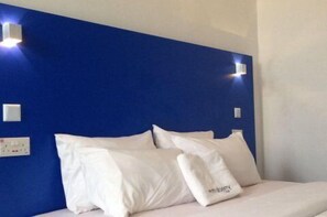 Bộ đồ giường cao cấp, két bảo mật tại phòng, bàn 