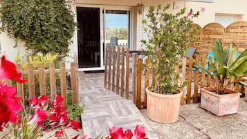 Gite "Côté Vigne" | Terrace/patio
