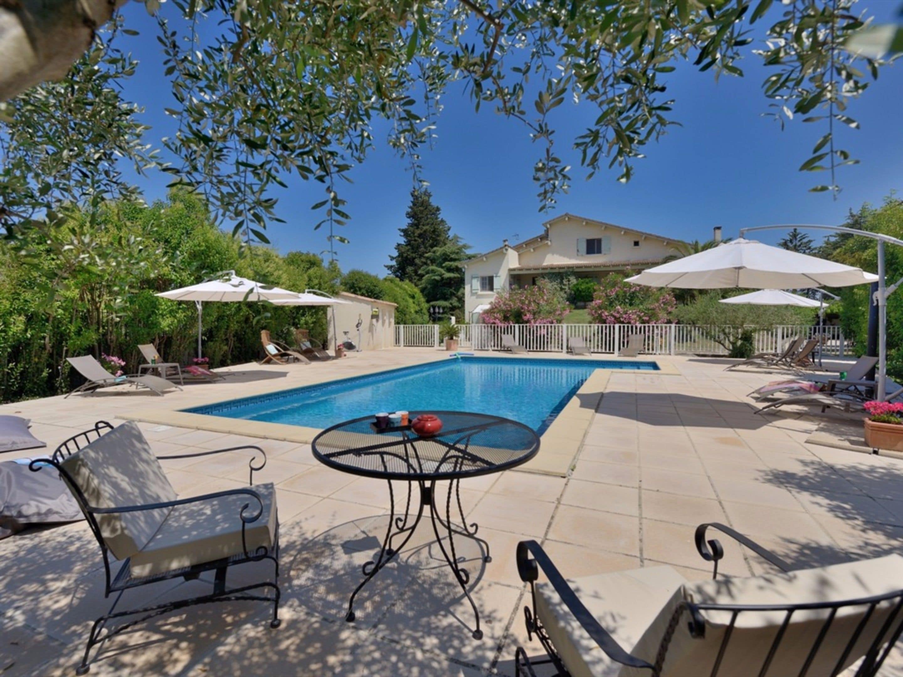 حمّام سباحة خارجي، مظلات على حمّام السباحة، مقاعد للتشمس