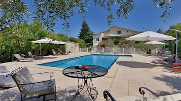 Piscina externa, funciona das 10h às 19h, guarda-sóis, espreguiçadeiras