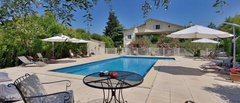 Piscine extérieure, parasols de plage, chaises longues