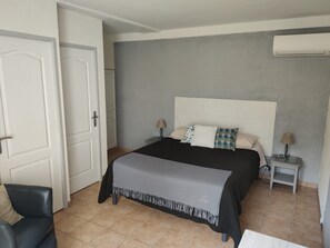 Grain de sable | Individually decorated, individually furnished, free WiFi, bed sheets - Mas Saint-Ange (Lunel)