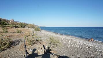 En la playa, camastros y sombrillas