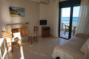 Comfort Suite, 1 Bedroom, Sea View (2nd Floor) | Living room | 43-inch Smart TV with satellite channels - Portela Suites Kampoula (Viannos)