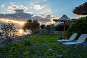 På stranden, solsenger og parasoller