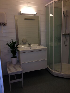 Shower, towels - Utsira Overnatting (Utsira)