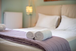 2 bedrooms, Egyptian cotton sheets, memory foam beds, laptop workspace - Portela Villas Kapsali (Viannos)