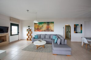 Comfort-huvila, merinäköala (Portela House 2) | Oleskelualue | 42–tuumainen taulutelevisio, jossa satelliittikanavat