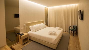 Minibar, caja de seguridad en la habitación y escritorio
