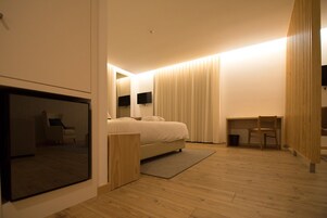 Suíte família, 1 quarto, para não fumantes, ar-condicionado | Frigobar, cofres nos quartos, escrivaninha, cortinas blackout
