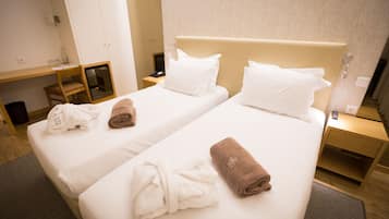 1 quarto, frigobar, cofres nos quartos, escrivaninha