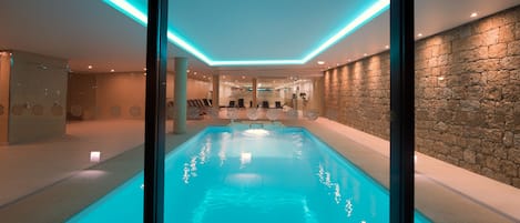 Piscine intérieure, piscine extérieure, chaises longues