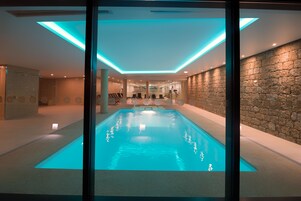 Piscina interna, piscina externa, espreguiçadeiras