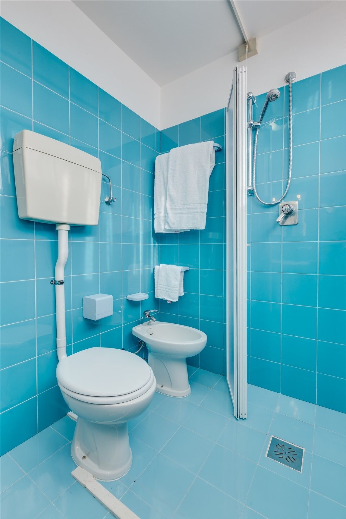 economy triple room (mansarda) | bathroom | shower, free toiletries, hair dryer, towels