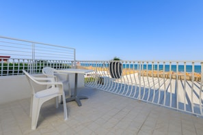 Habitación cuádruple estándar, vista al mar | Terraza o patio