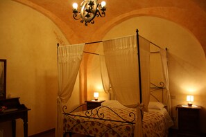 Standard Double or Twin Room | Desk, cribs/infant beds, free WiFi, bed sheets