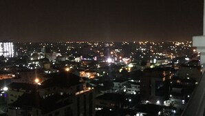 Paisatge urbà nocturn amb edificis i carrers il·luminats.