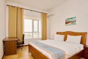 Escritorio, tabla de planchar con plancha, wifi gratis y ropa de cama