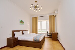 Desk, iron/ironing board, free WiFi, bed sheets - Chateau Towers Hotel Apartment (Accra)