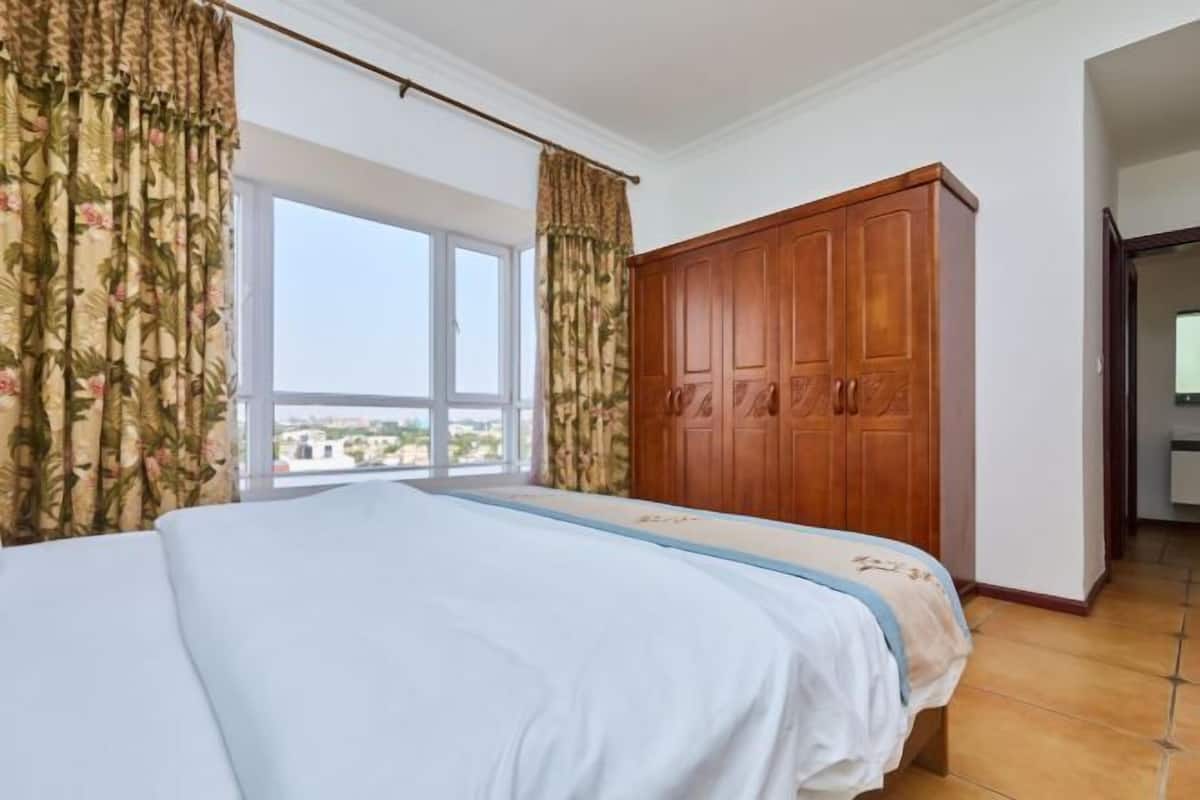 Escritorio, tabla de planchar con plancha, wifi gratis y ropa de cama