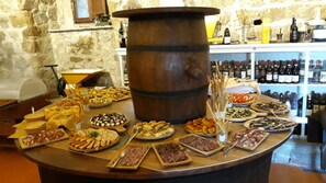 Lunch and dinner served - Antico Borgo La Commenda (Montefiascone)