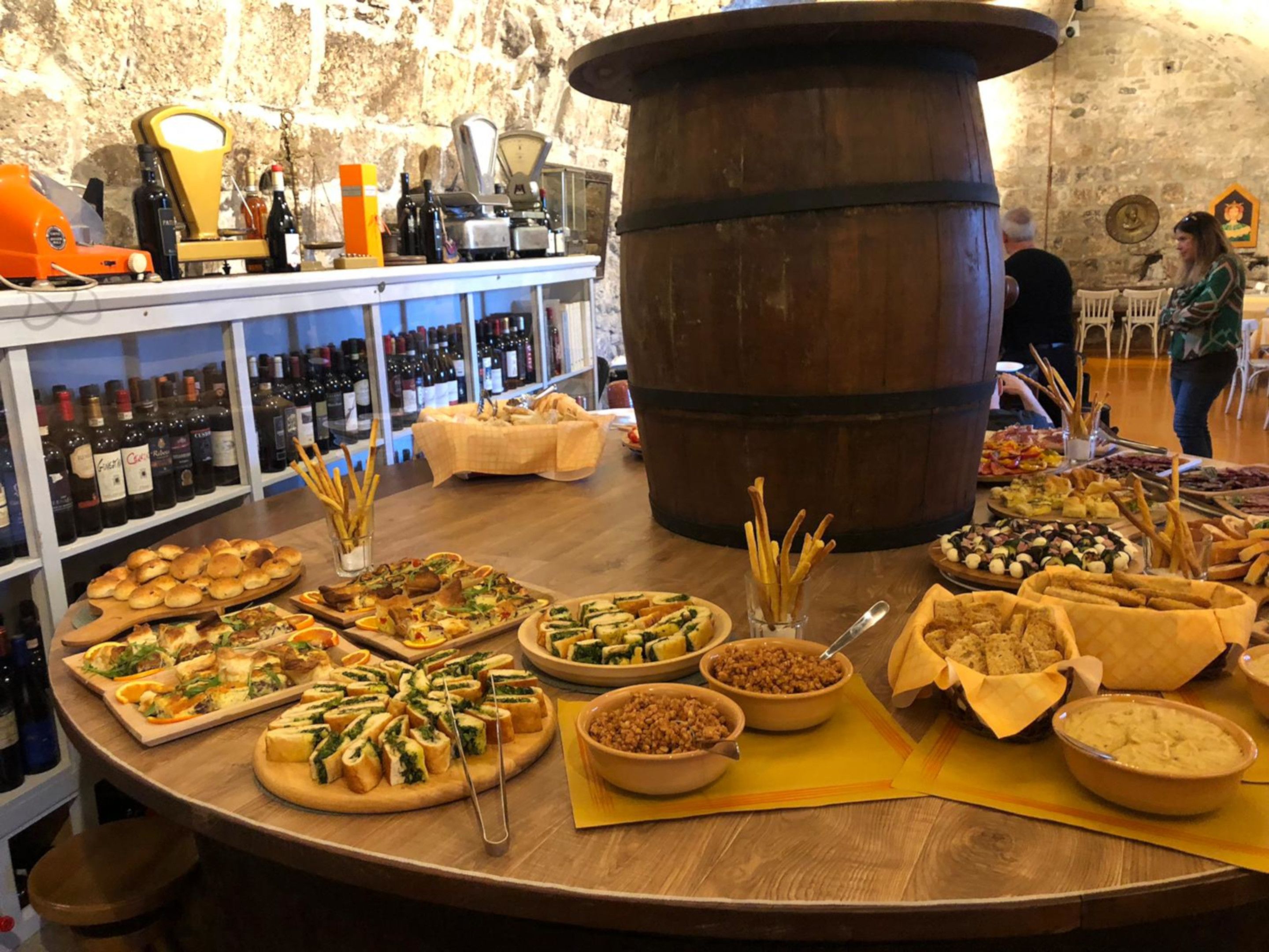 Un buffet con diversi cibi e una selezione di vini.