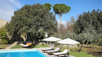 Una piscina al aire libre de temporada