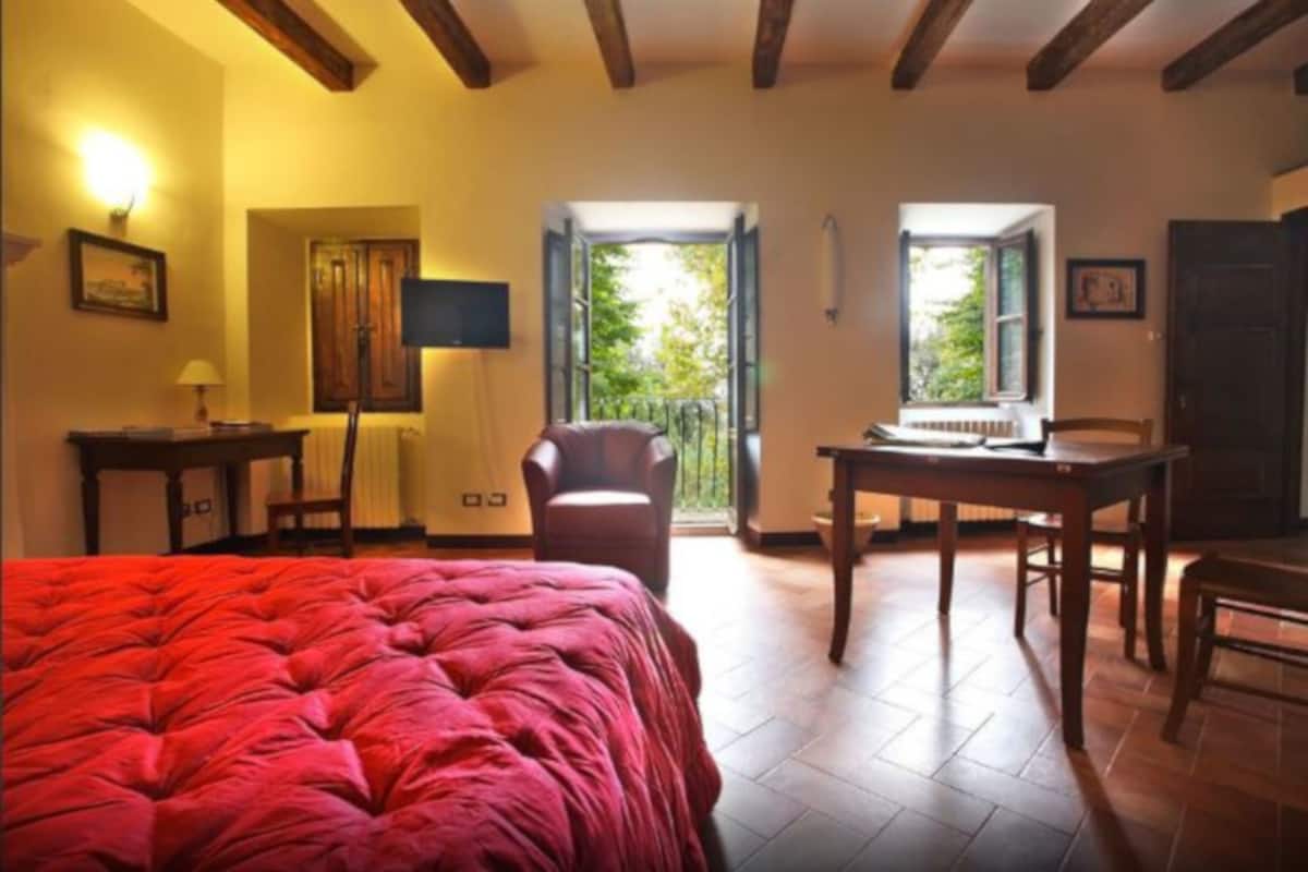 Studio | Premium bedding, minibar, desk, soundproofing