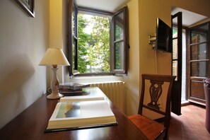 Flat-screen TV, fireplace