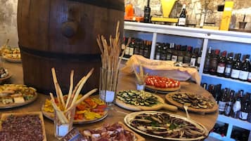 Se sirven comidas, cenas y cocina local