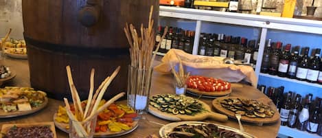 Serveert lunch en diner, lokale gerechten