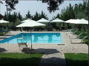Una piscina al aire libre de temporada