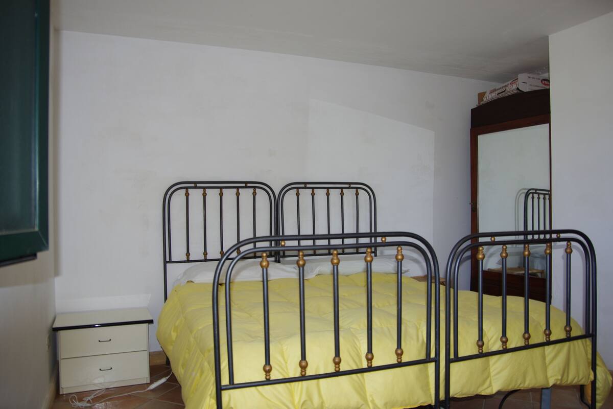 Escritorio, wifi gratis y ropa de cama